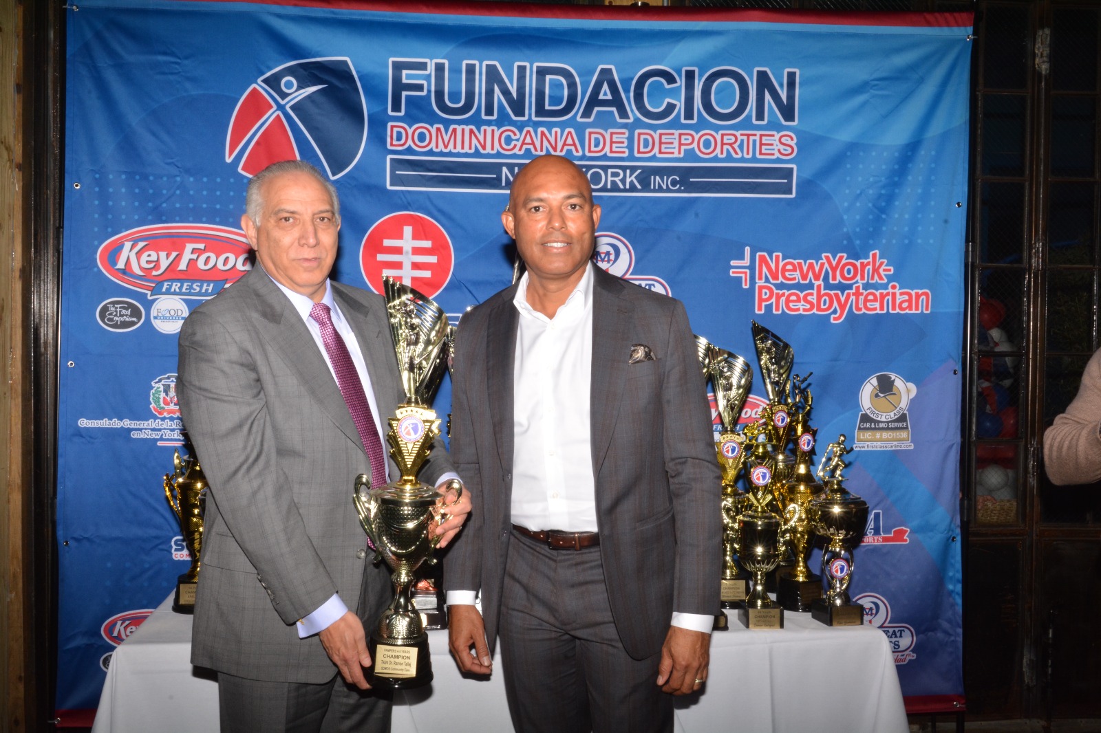 El doctor Ramón Tallaj, recibe de Mariano Rivera, el trofeo de campeón.