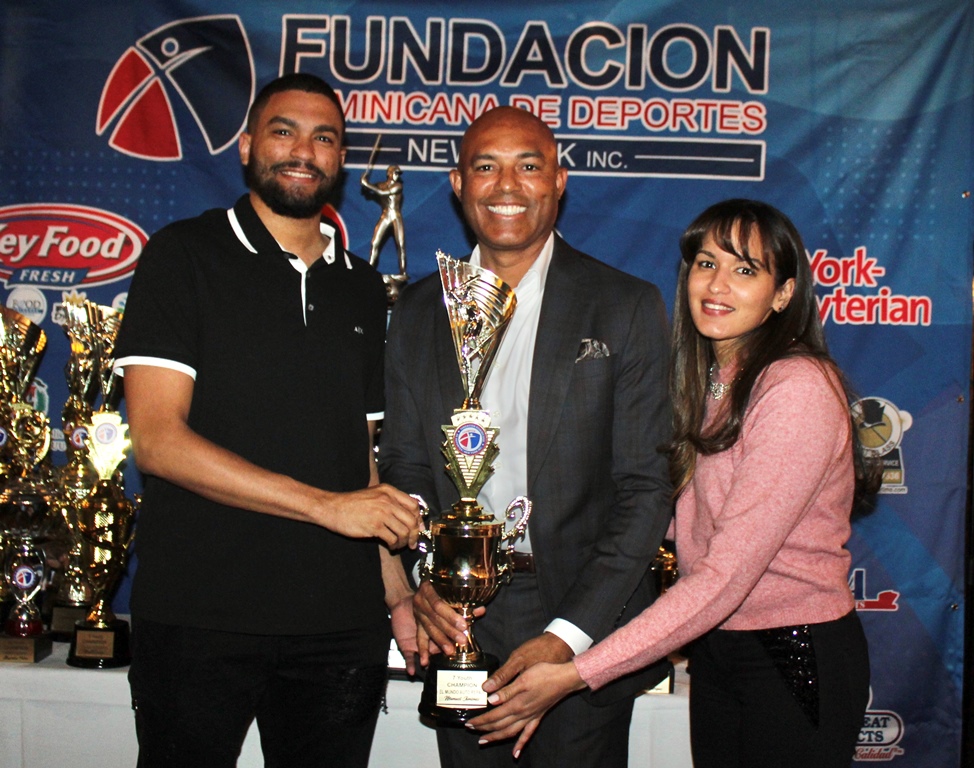 Manuel Jiménez no estuvo presente, pero sus hijos Emmanuel y Mabel Jiménez, asistieron al gran evento a recibir el especial galardón, que entregó Mariano Rivera.