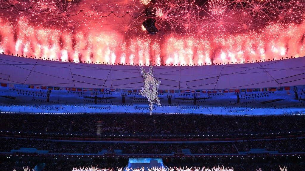 Los fuegos artificiales estallan sobre el estadio Nacional de Pekín durante la inauguración de los Juegos Paralímpicos de Invierno, el 4 de marzo de 2022 en la capital china Mohd Rasfan AFP