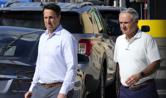El subcomisionado de la MLB Dan Halem y el comisionado Rob Manfred siguen negociando con los peloteros