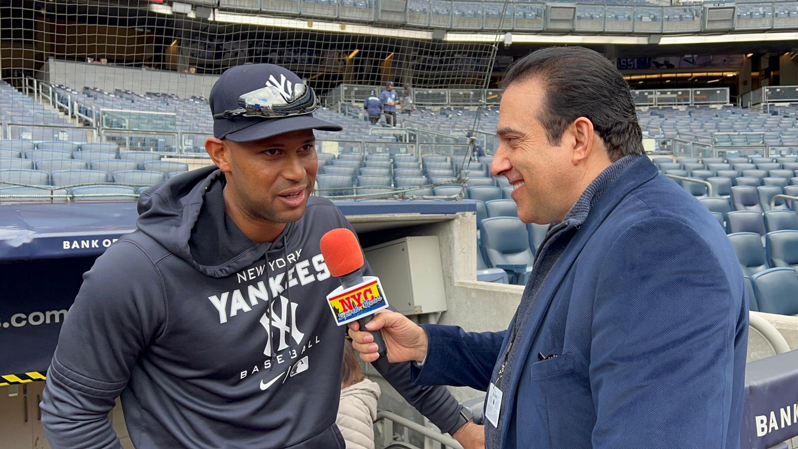 Neftalí Medina entrevistó a Aaron Hicks en el Yankee Stadium.