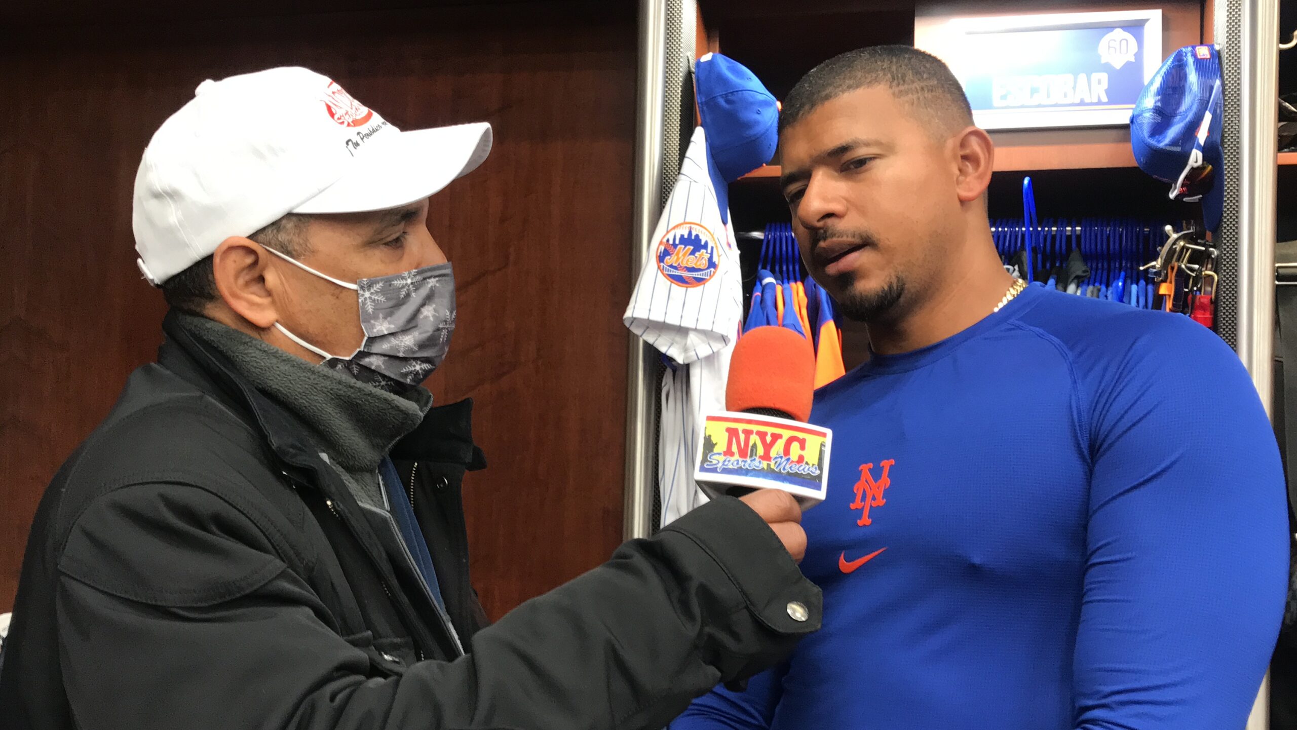 Agustín Zapata captado conversando con Eduardo Escobar en el clubhouse de los Mets.