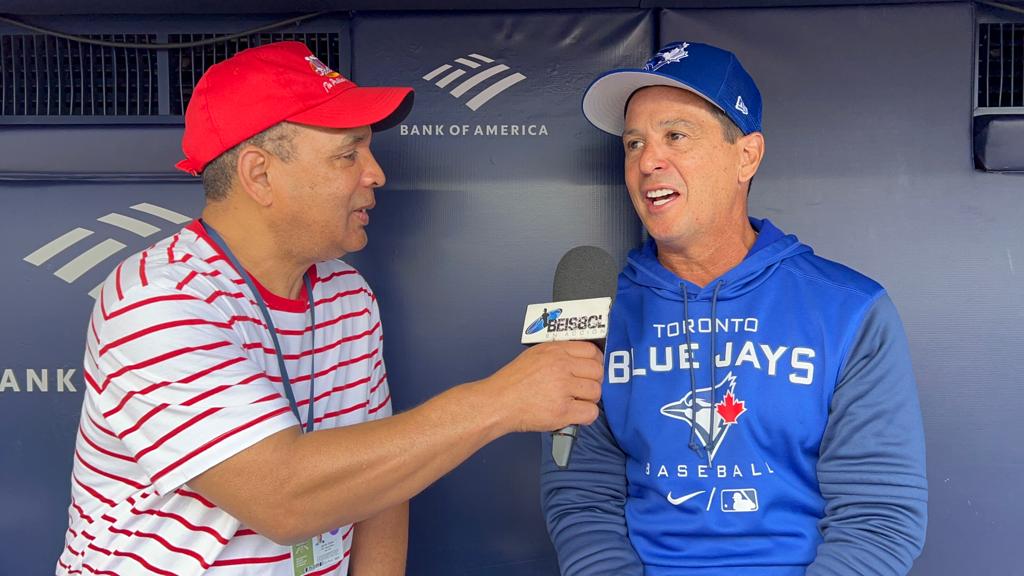 Agustín Zapata conversó con Charlie Montoyo antes del partido contra los NYY en el Yankee Stadium.