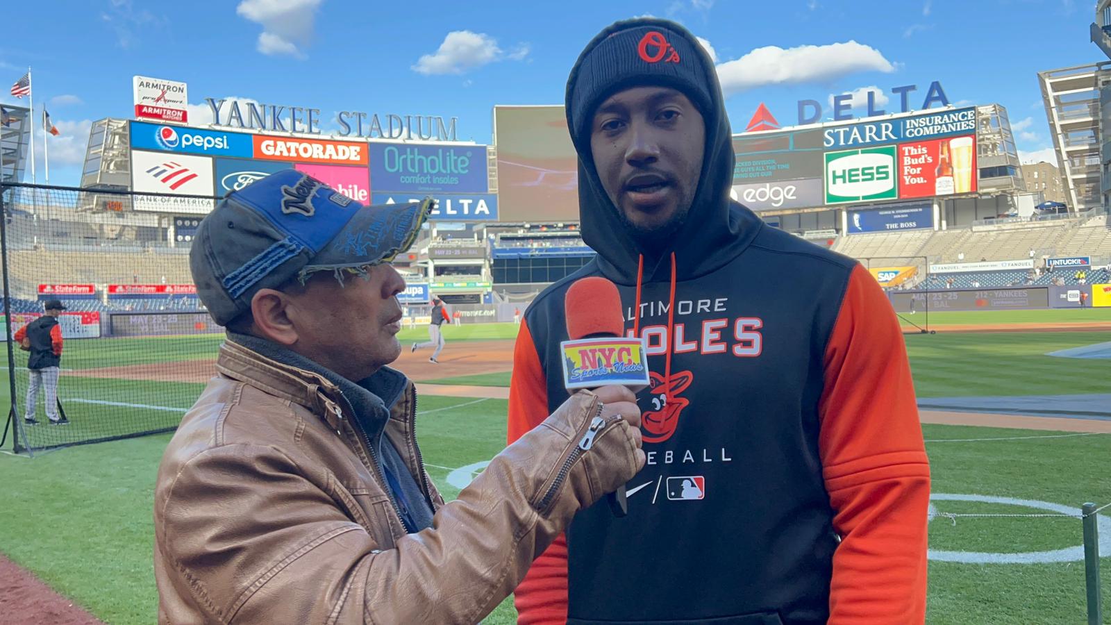 Agustín Zapata dialoga con Jorge Mateo en el Yankee Stadium.