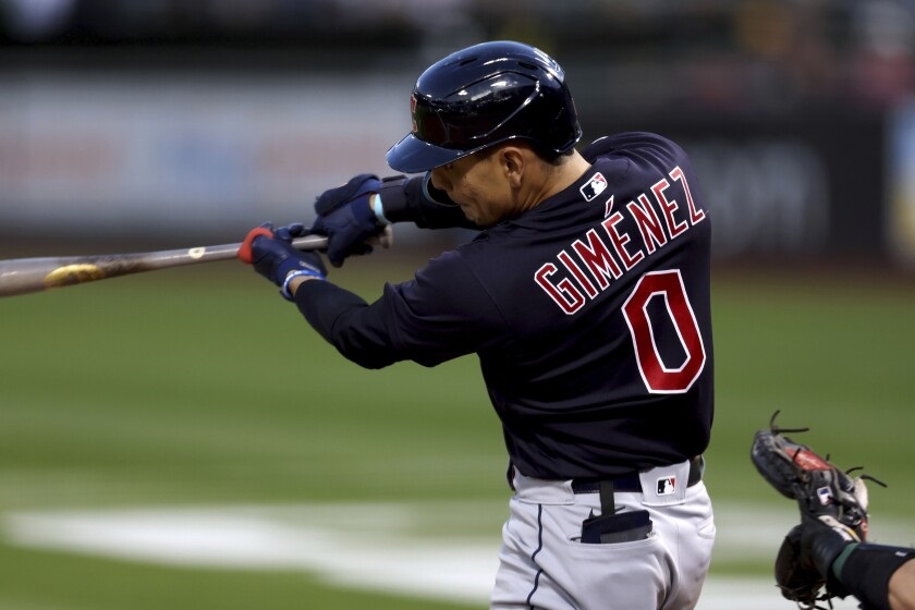 Andrés Giménez, de los Guardianes de Cleveland, conecta un grand slam en el tercer inning del juego de la MLB frente a los Atléticos de Oakland, en Oakland, California, el 29 de abril de 2022. (AP Foto/Jed Jacobsohn)(Jed Jacobsohn / Associated Press)