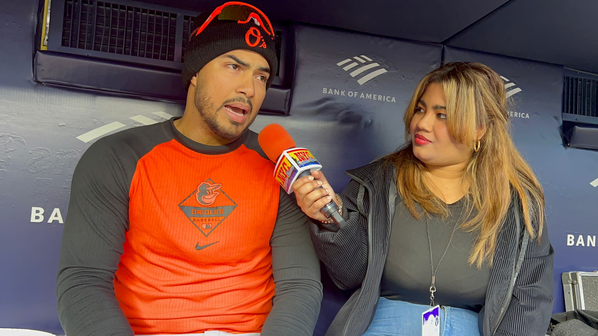 Arlenis J. Peña dialogó en el Yankee Stadium con Anthony Santander.