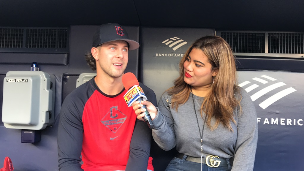 Arlenis Peña habló con Ernie Clement en el Yankee Stadium.