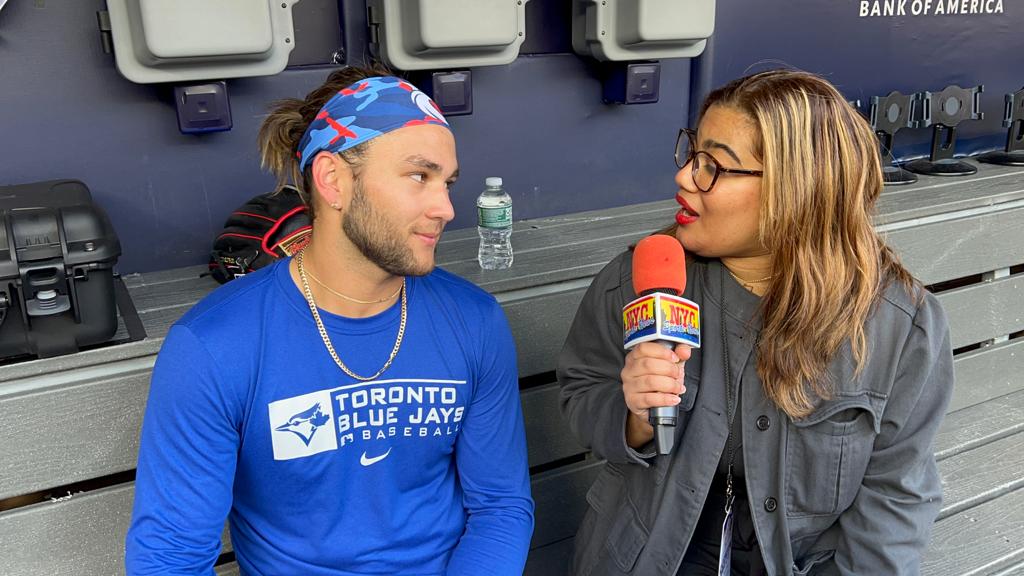 Bo Bitchette dialogando con Arlenis J. Peña en el dogout de los Azulejos de Toronto en el Yankee Stadium.
