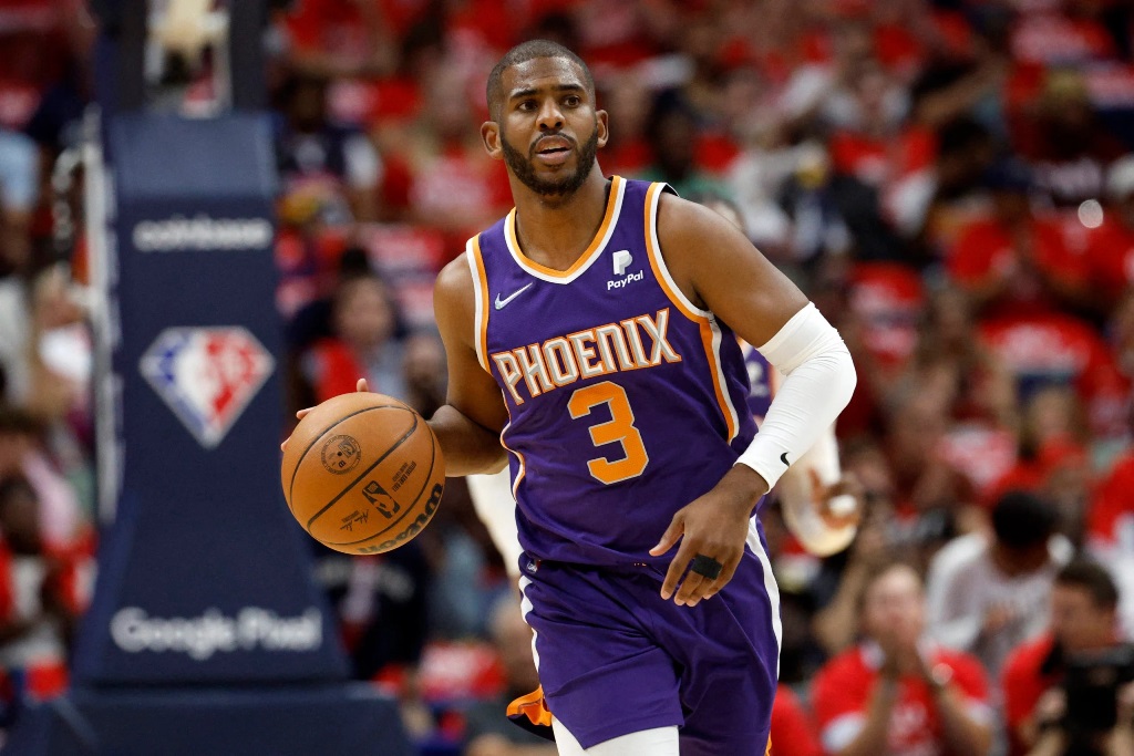 Chris Paul de los Phoenix Suns observa durante el partido contra los New Orleans Pelicans en el Smoothie King Center el 28 de abril de 2022 en Nueva Orleans, Luisiana. (Imágenes Getty vía AFP)