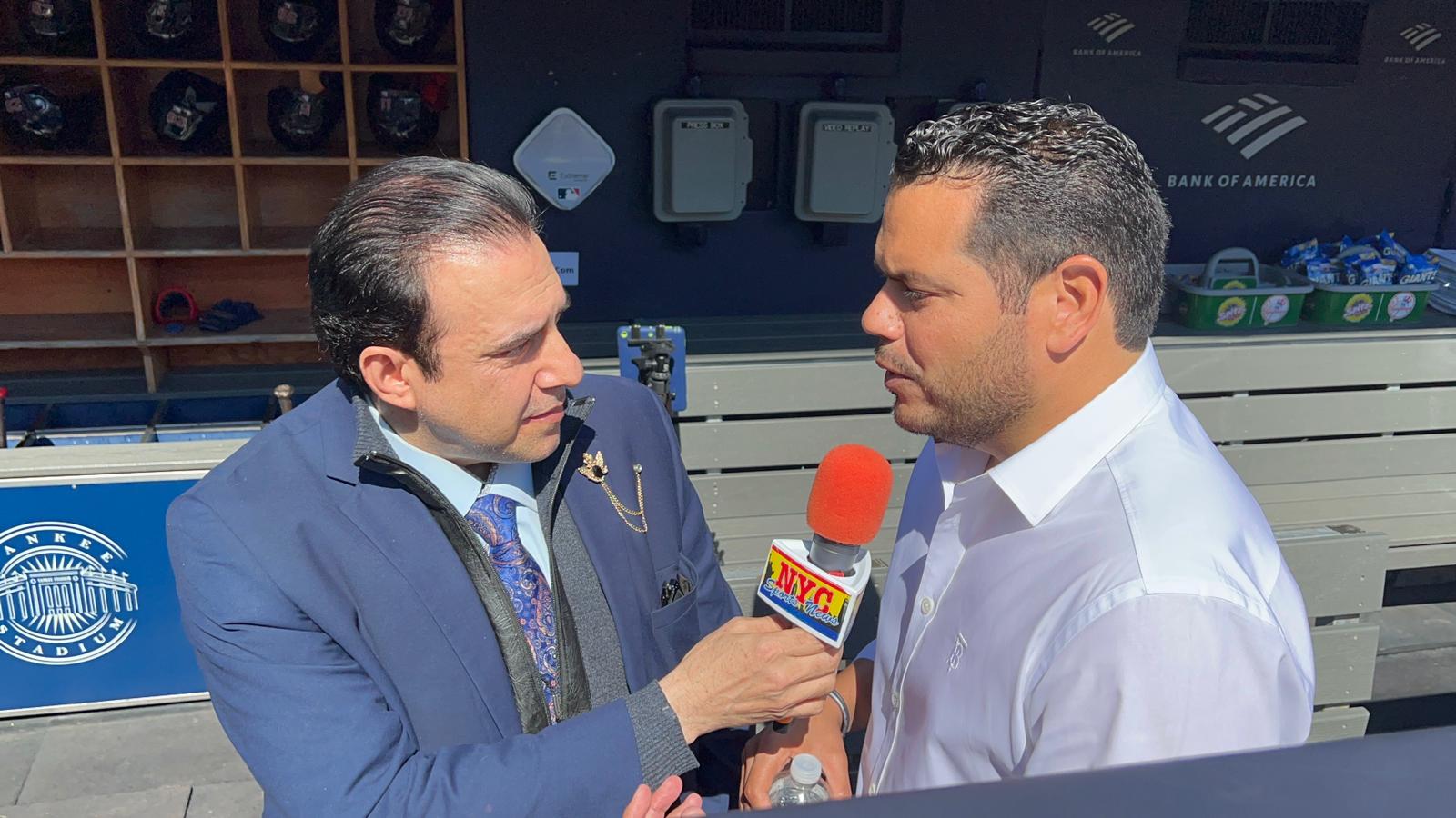Eddie Romero conversó con Neftalí Medina en el Yankee Stadium.
