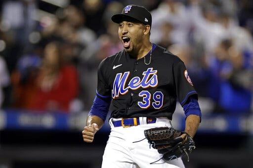 El puertorriqueño Edwin Díaz, de los Mets de Nueva York, festeja tras concretar un juego sin hit combinado ante los Filis de Filadelfia, el viernes 29 de abril de 2022 (AP/ADAM HUNGER)
