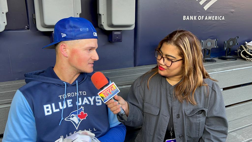 El antesalista Matt Chapman de los Azulejos de Toronto, es entrevistado por Arlenis J. Peña en el Yankee Stadium.