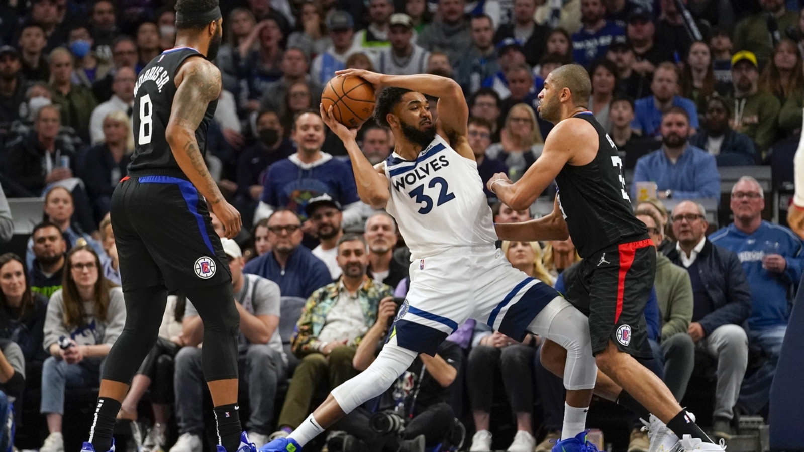 12 de abril de 2022; Minneapolis, Minnesota, Estados Unidos; El centro de los Minnesota Timberwolves, Karl-Anthony Towns (32), es sancionado por su quinta falta en la jugada con el alero de Los Angeles Clippers, Nicolas Batum (33), durante el tercer cuarto de un juego de play-in en el Target Center. Crédito obligatorio: Nick Wosika-USA TODAY Sports Nick Wosika-USA TODAY Sports