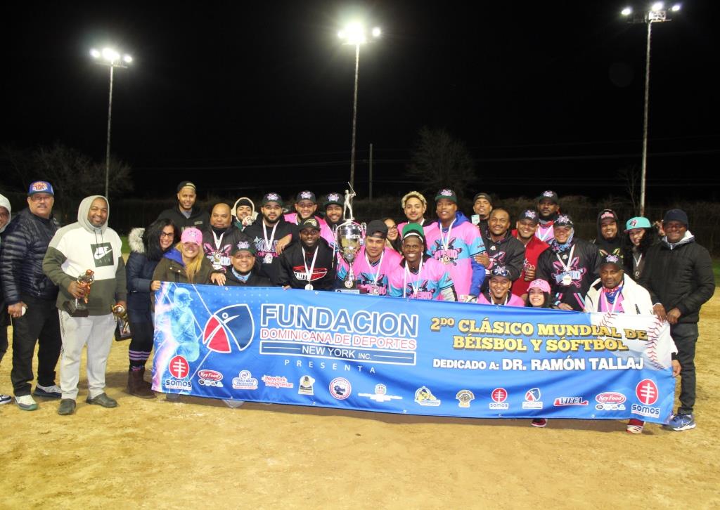 Integrantes del conjunto Team Imperio, que conquistaron la versión del Clásico Mundial de Sóftbol.