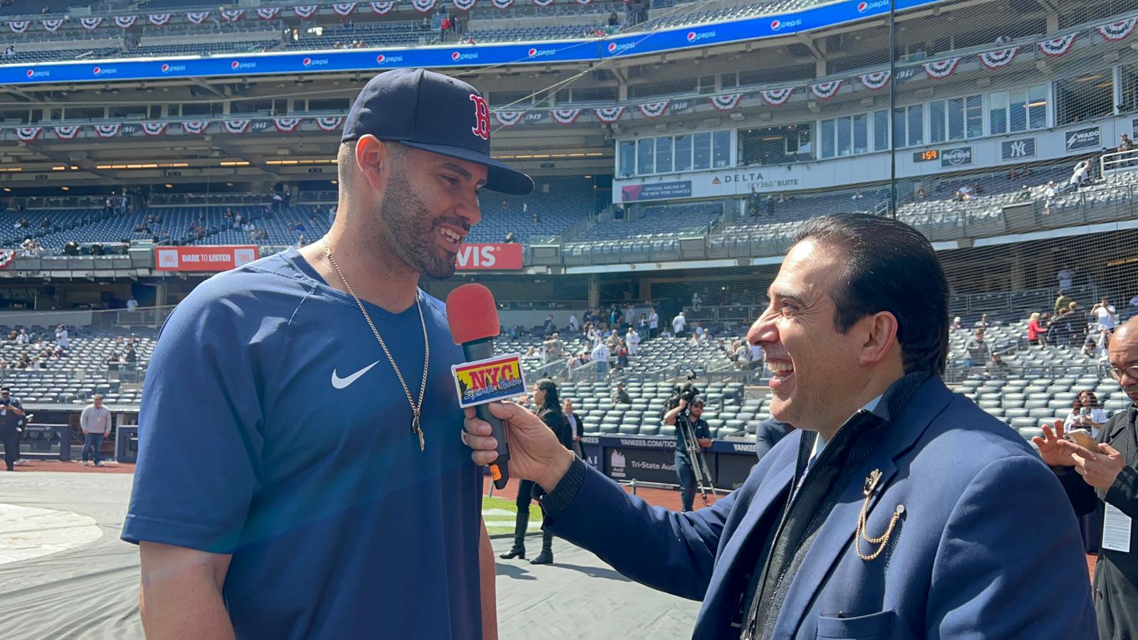 JD Martínez conversando con Neftalí Medina en el Yankee Stadium.