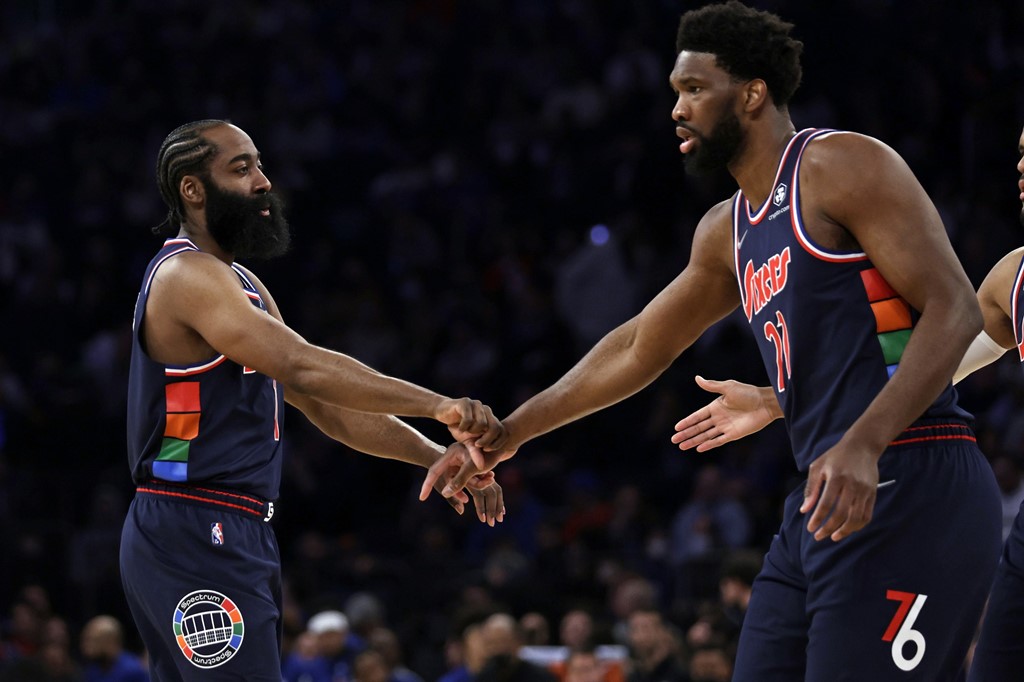 James Harden y Joel Embiid.