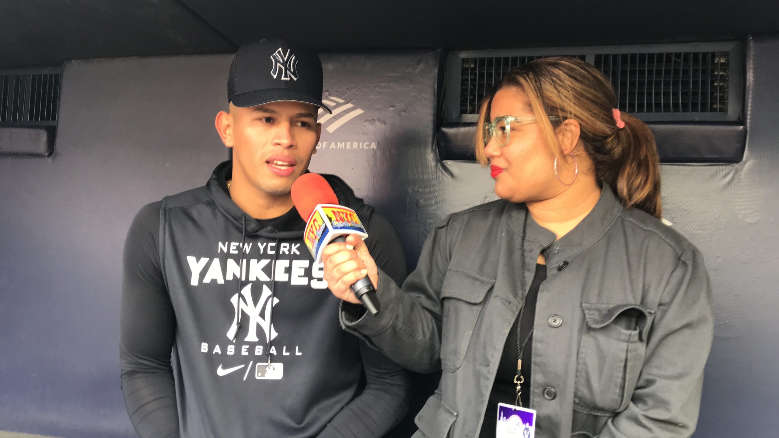 Jonathan Loaisiga, conversando con Arlenis J. Peña en Yankee Stadium.