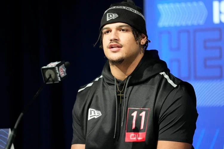 Logan Hall, defensive end de Houston, es reclutado por los Buccaneers de Tampa Bay durante la segunda ronda del draft de la NFL, el viernes 29 de abril de 2022, en Las Vegas. (AP/JOHN LOCHER)