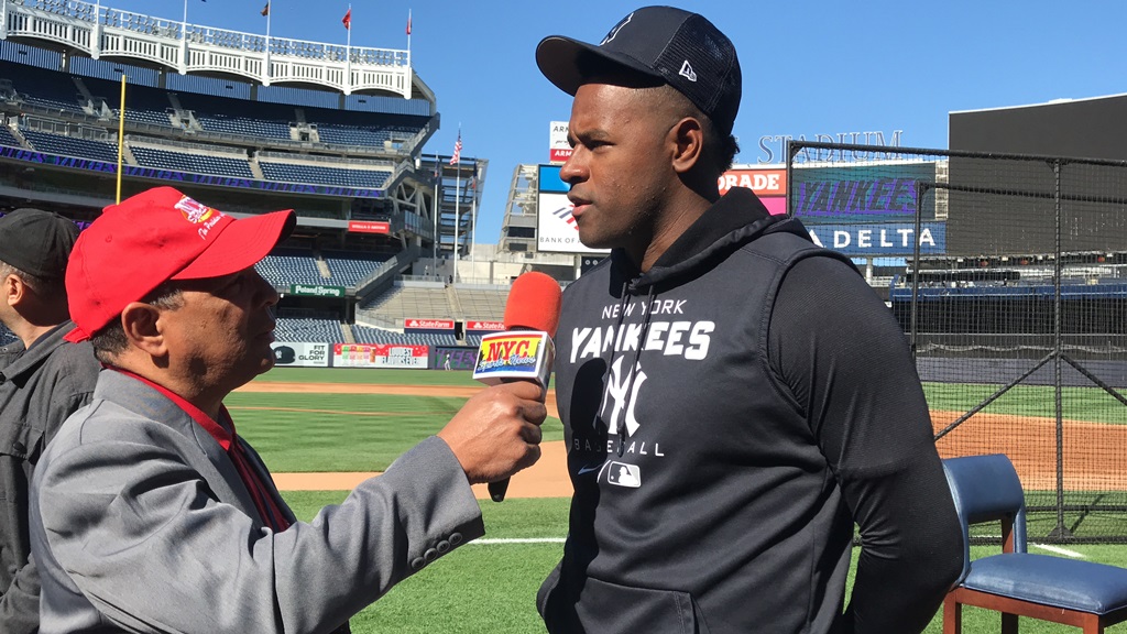 Luis Severino conversó con Agustín Zapata ayer en el Yankee Stadium.