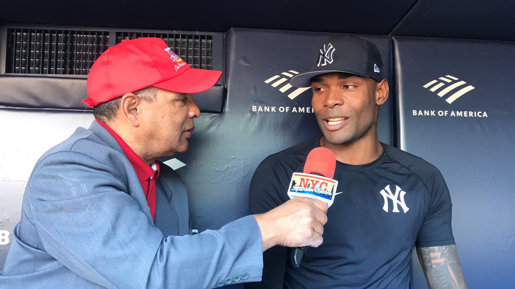 Miguel Castro fue abordado por Agustín Zapata ayer en el Yankee Stadium.