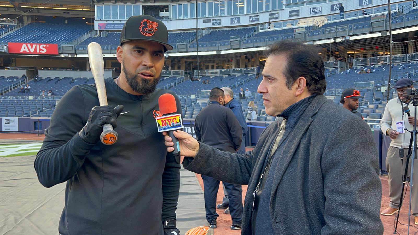 Neftalí Medina conversa con Robinson Chirinos en el Yankee Stadium.