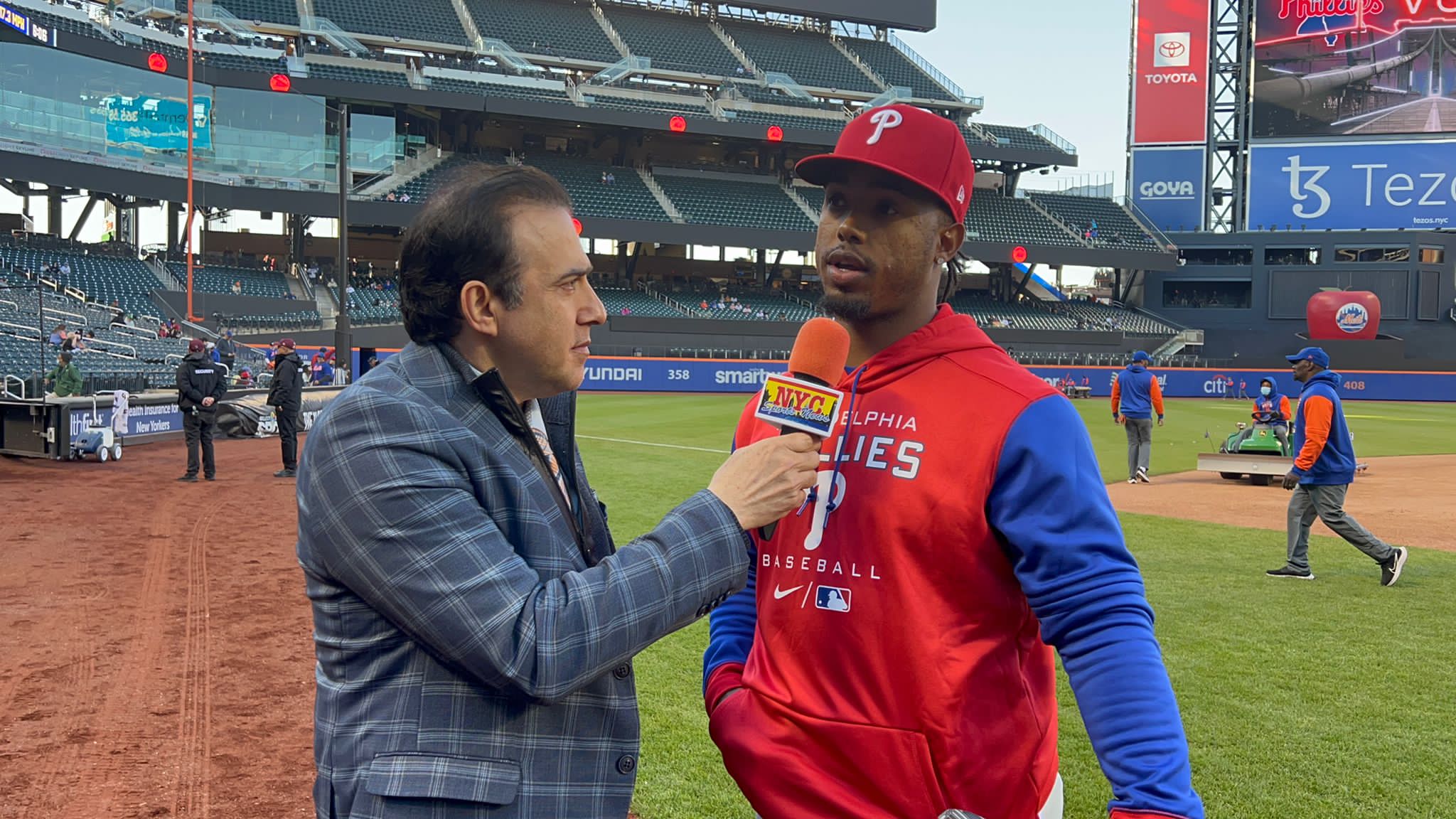 Neftalí Medina entrevista a Jean Segura en el Citi Field.
