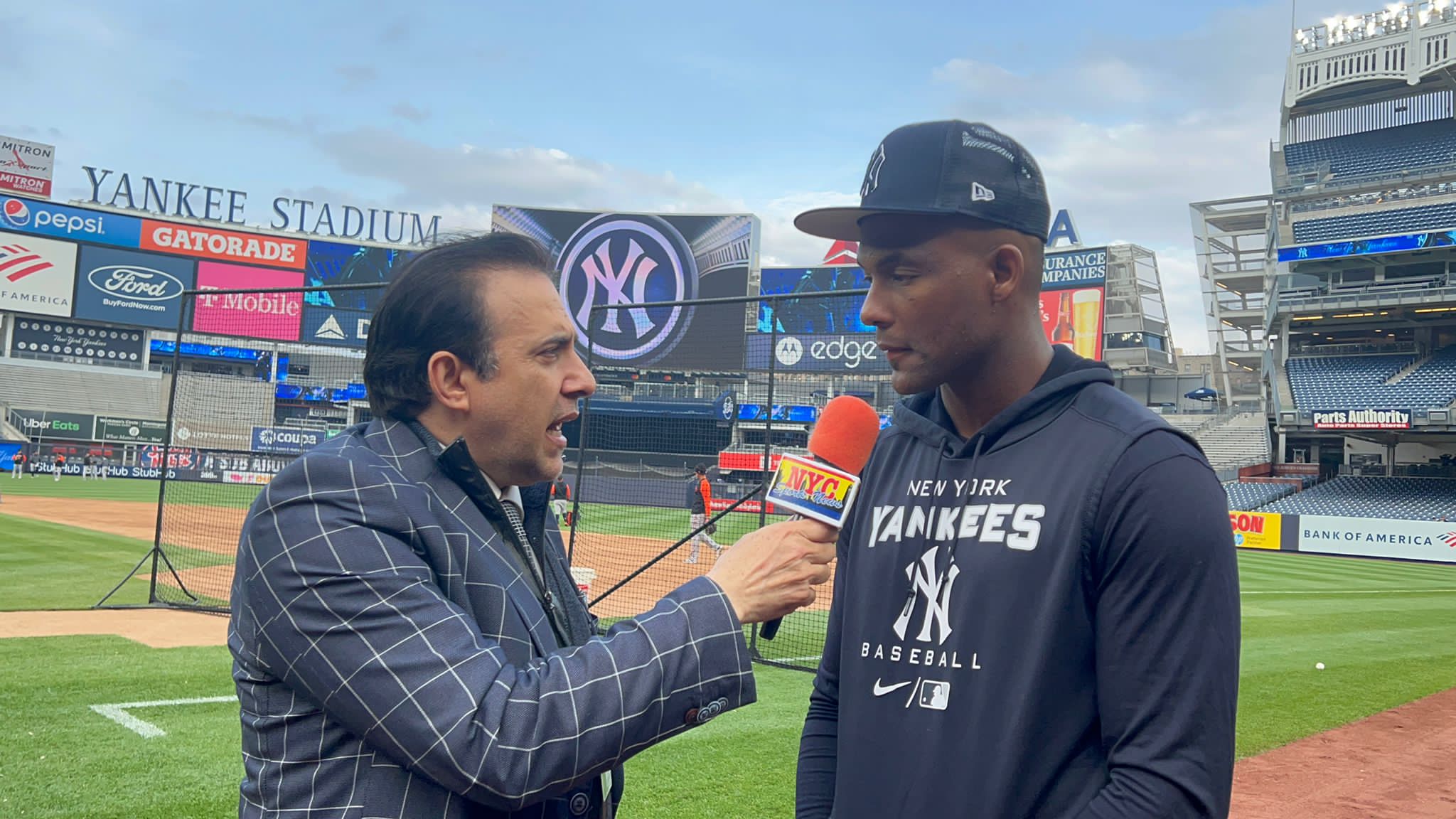Neftalí Medina entrevistó a Miguel Andújar en el Yankee Stadium.