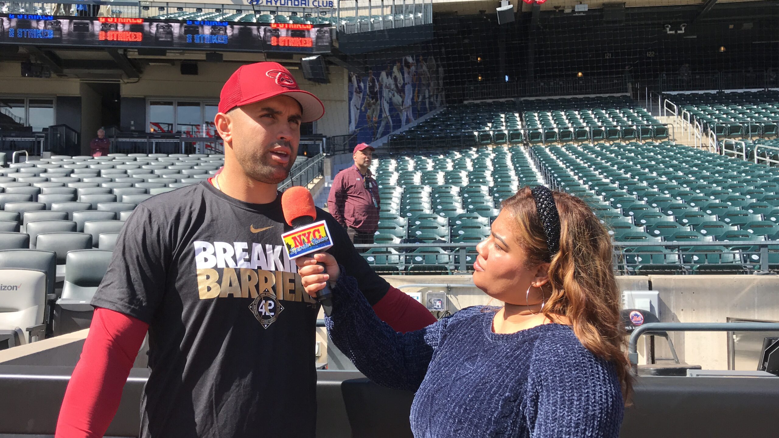 Pipe Urueta, conversando con Arlenis J. Peña en Citi Field.