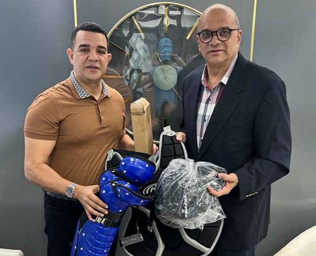 Richard Ortiz, presidente de la Fundación que lleva su nombre, hace entrega de utilería para softbol al presidente de la ACD, periodista Jorge Torres Ocumárez.