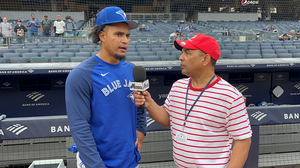 Santiago Espinal de los Azulejos de Toronto converso con Agustín Zapata en el Yankee Stadium