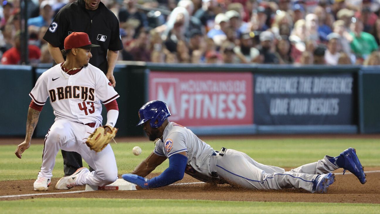 Starling Marte se roba la tercera base durante el partido entre Mets y Dbacks.