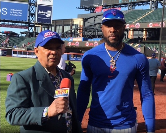 Starling Marte es consultado por Agustín Zapata en Citi Field.