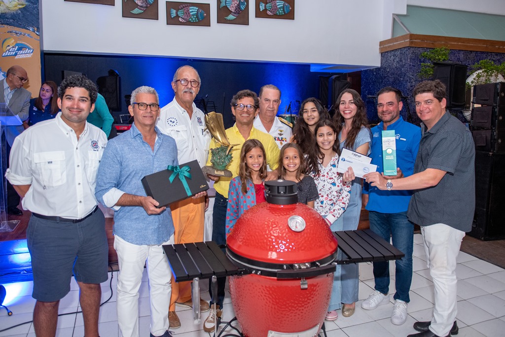 Héctor Duval, comodoro del Club Náutico de Santo Domingo, premia junto al vicealmirante Ramón Gustavo Betances Hernández, Comandante General de la Armada de la República y Battésimo Palamara, de Pala Pizza, a Máximo Rodríguez, ganador del Torneo de Pesca El Dorado, edición 2022. Junto a ellos los miembros del comité de pesca.