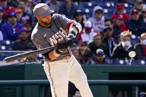 El dominicano Nelson Cruz, bateador designado de Nacionales de Washington, conecta sencillo productor de dos carreras durante la octava entrada del juego de béisbol entre los Mets de Nueva York y los Nacionales de Washington, en Nationals Park, el domingo 10 de abril de 2022, en Washington. Los Nacionales ganaron 4-2. (AP Foto/Alex Brandon) (THE ASSOCIATED PRESS)