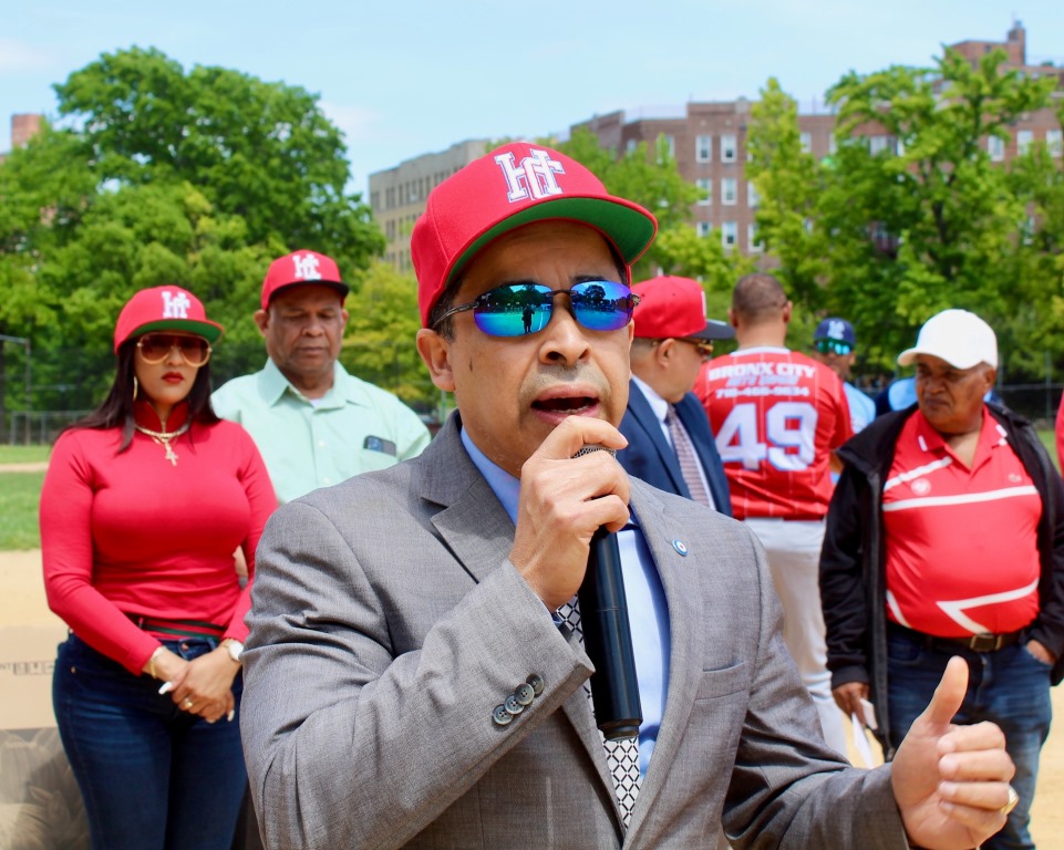 Antonio –Tuly- Cabrera, presidente de la Corporación High Class.dice las palabras inaugurales.