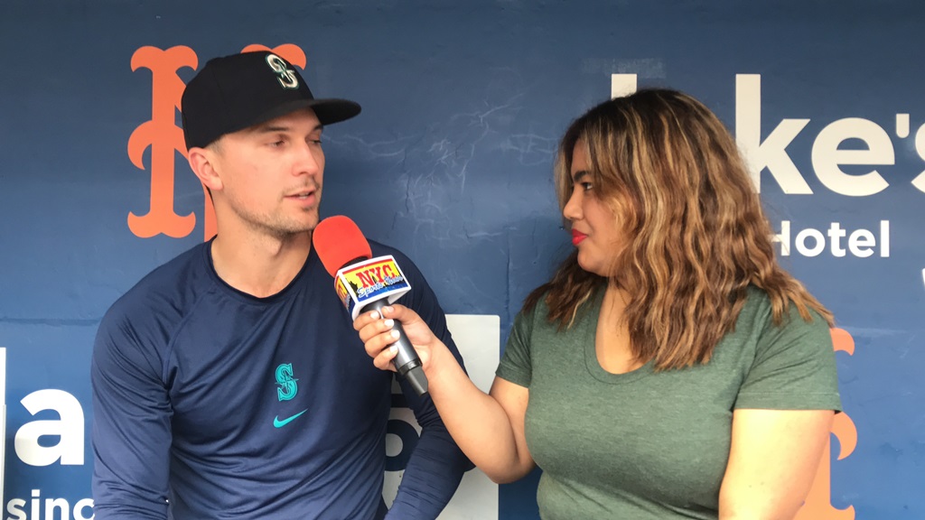 Arlenis Peña entrevista a Adam Frazier en el Citi Field.