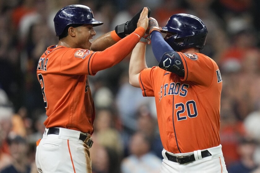 Chas McCormick (20) de los Astros de Houston celebra su jonrón de dos carreras con Jeremy Peña durante la segunda entrada del partido de béisbol del equipo contra los Tigres de Detroit, el viernes 6 de mayo de 2022, en Houston. (Foto AP/Eric Christian Smith)(Eric Christian Smith / Associated Press)