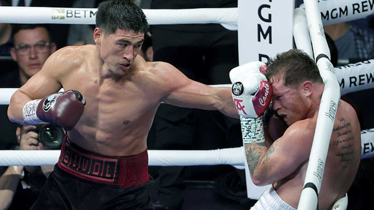 Dmitry Bivol demostró por qué se ha mantenido imbatido en sus 20 combates, imponiéndose a Canelo. - Foto: Getty Images.