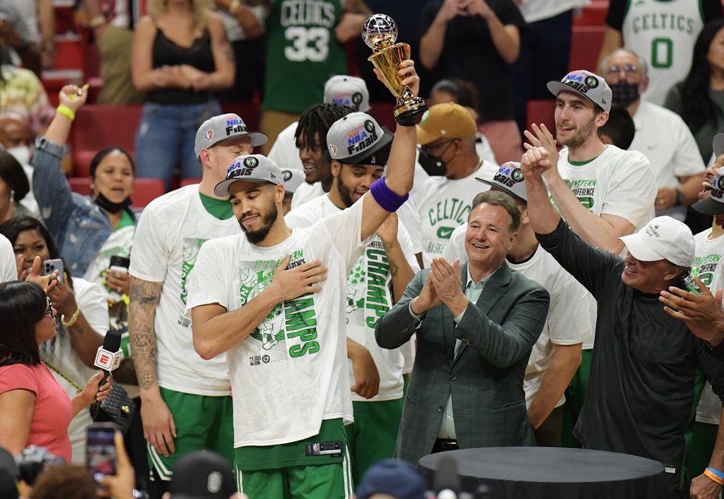 29 de mayo de 2022; Miami, Florida, Estados Unidos; El alero de los Boston Celtics, Jayson Tatum (0), celebra después de ganar el trofeo de Jugador Más Valioso de las Finales de la Conferencia Este de Larry Bird después del séptimo juego de las finales de la conferencia este de 2022 en FTX Arena. (Crédito obligatorio: Jim Rassol-USA TODAY Sports)