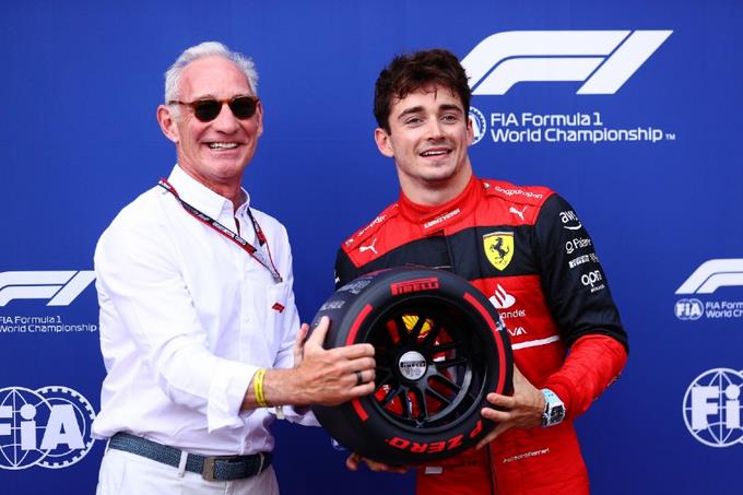 Charles Leclerc recibe su reconocimiento por haber logrado la Pole posición para el Gran Premio a celebrarse este domingo.