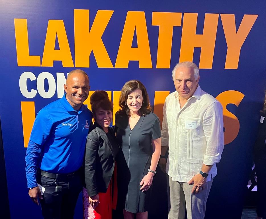 Daniel Reyes, (1zq.) fue recibido por la gobernadora del estado de Nueva York, Kathy Hochul, (centro), a su lado el doctor Ramón Tallaj, enlace del encuentro y Dolores Hernández, de los New York Yankees.