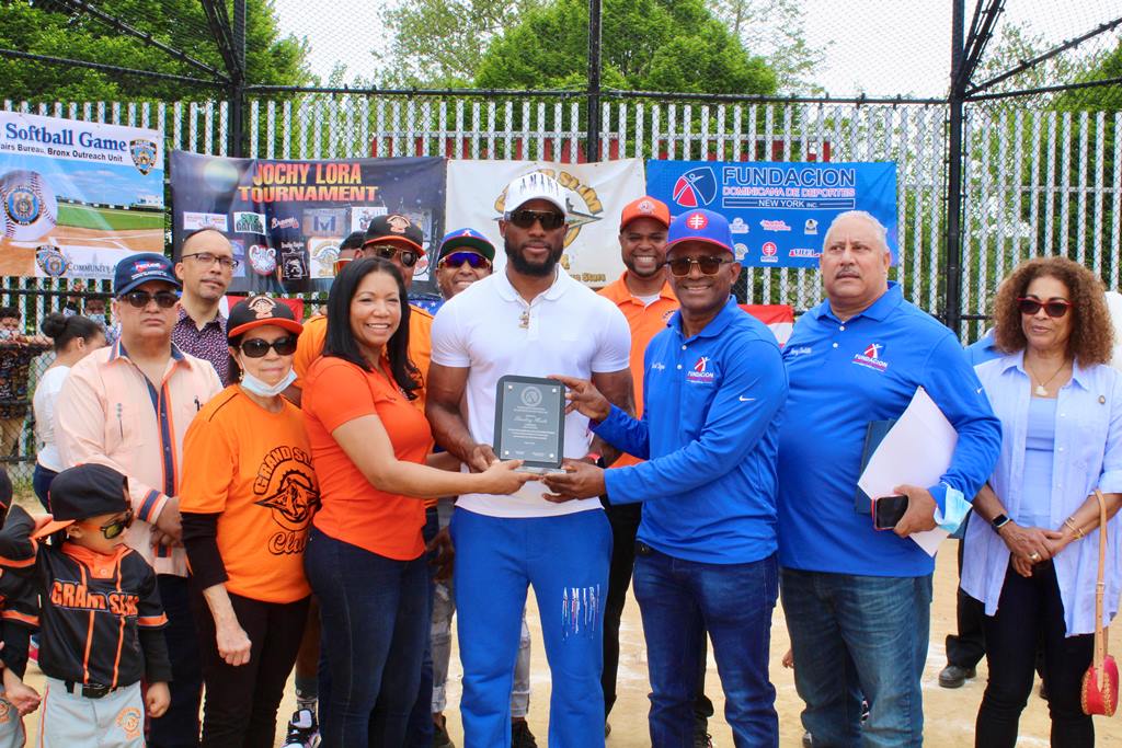 Daniel Reyes y Belkis Lora, galardonan al pelotero de los Mets Starling Marte.