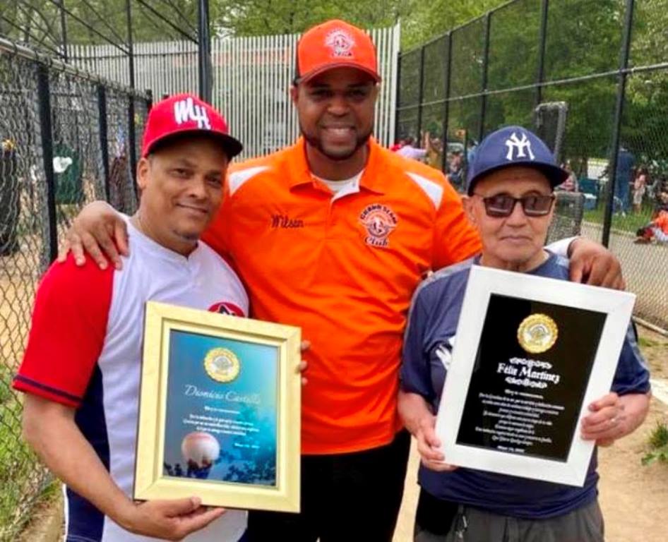 Dionisio Castillo, (izq.) y Félix Martínez, (der), son distinguidos por Wilson Gutiérrez