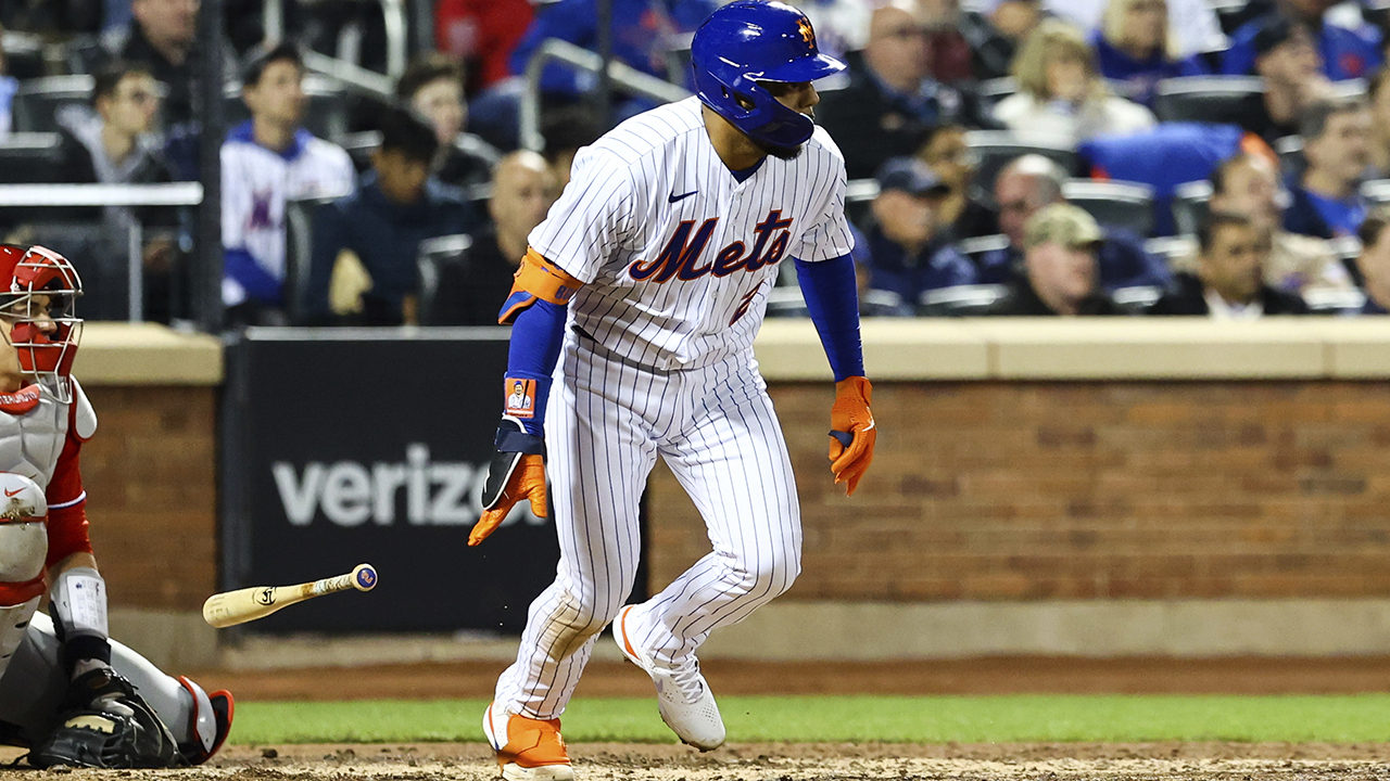 Dominic Smith (2) de los Mets de Nueva York deja caer su bate después de conectar un sencillo productor para empujar a Jeff McNeil y Pete Alonso contra los Filis de Filadelfia durante la quinta entrada de un juego de béisbol, el domingo 1 de mayo de 2022, en Nueva York. (AP Photo/Jessie Alcheh)