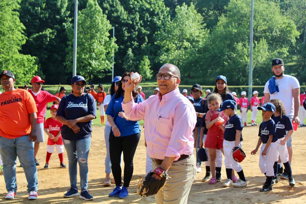 El lanzamiento de la primera bola fue realizado por Manny Vidal, quien representó al honorable cónsul General de la República Dominicana en Nueva York, Eligio Jáquez.