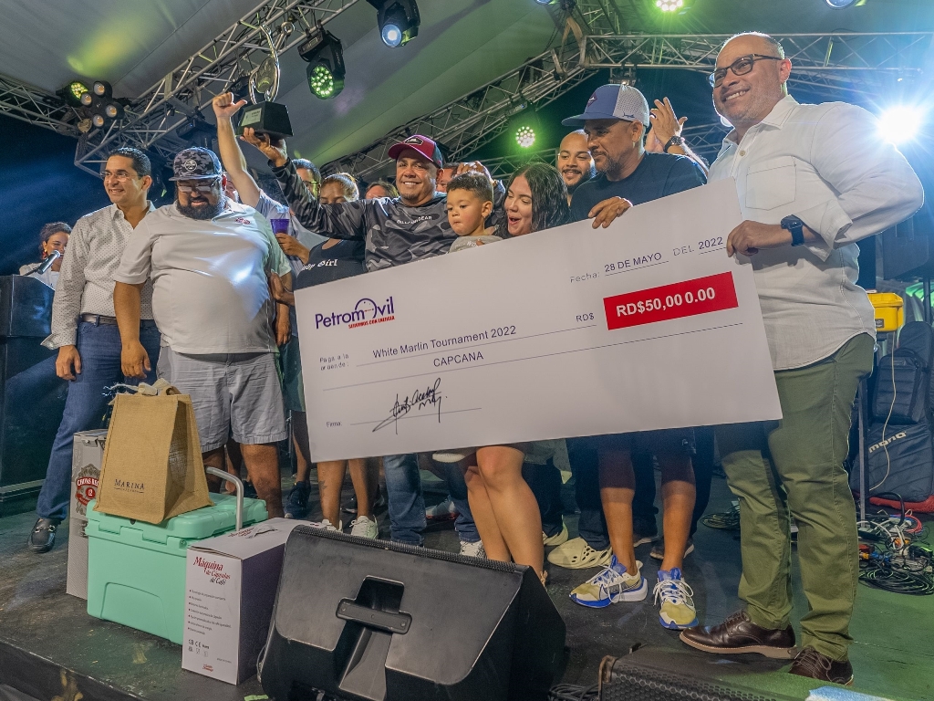Integrantes de la lancha Doña Lucy al momento de ser premiados por Jorge Subero Medina, presidente ejecutivo del Grupo Cap Cana y por Silvano Suazo, director de la Marina Cap Cana.