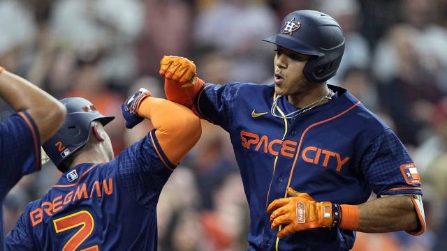 El jugador de los Astros de Houston Jeremy Peña (3) celebra con Alex Bregman (2) tras pegar un jonrón de dos carreras contra los Marineros de Seattle en el sexto inning de su juego de béisbol, el lunes 2 de mayo de 2022 en Houston. (AP/DAVID J. PHILLIP)