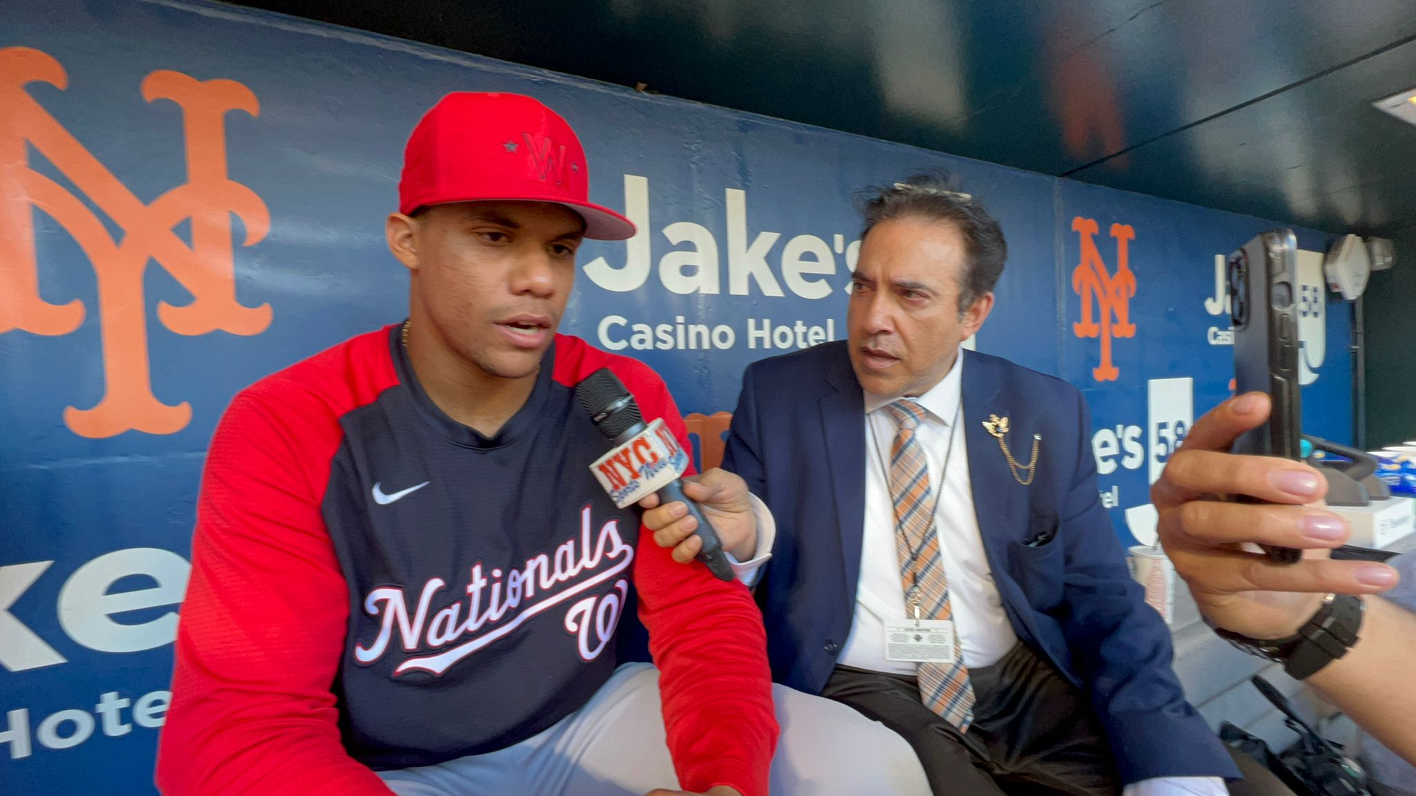 Juan Soto en la conferencia de prensa ayer en Citi Field con periodistas dominicanos.