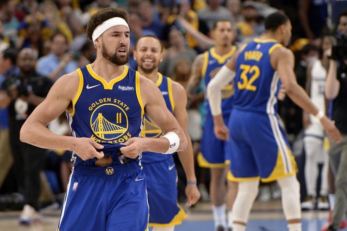 Klay Thompson, de los Warriors, reacciona luego de anotar un canasto en el partido de segunda ronda de los playoffs de la NBA, frente a los Grizzlies de Memphis.