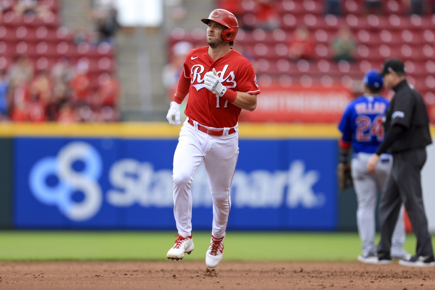 Kyle Farmer, de los Rojos de Cincinnati, corre las bases tras batear un jonrón de dos carreras durante el segundo inning de un partido de béisbol contra los Cachorros de Chicago en Cincinnati, el jueves 26 de mayo de 2022. (Foto AP/Aaron Doster)(Aaron Doster / Associated) Presionar)